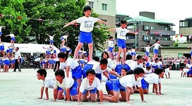 臭小子老师腰快断了学生集体表演叠罗汉庆祝教师节结果