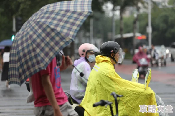 带刀不带伞近日一位市民在雨中坚持骑行，成为街头一道独特风景线，吸引众多路人围观。