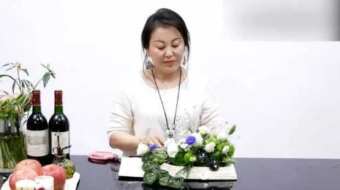 美女插花技巧教学视频，新手也能轻松学会